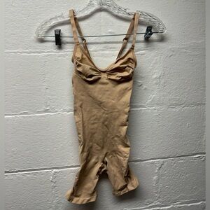 NWOT Skims Seamless Sculpt Mid Thigh Bodysuit